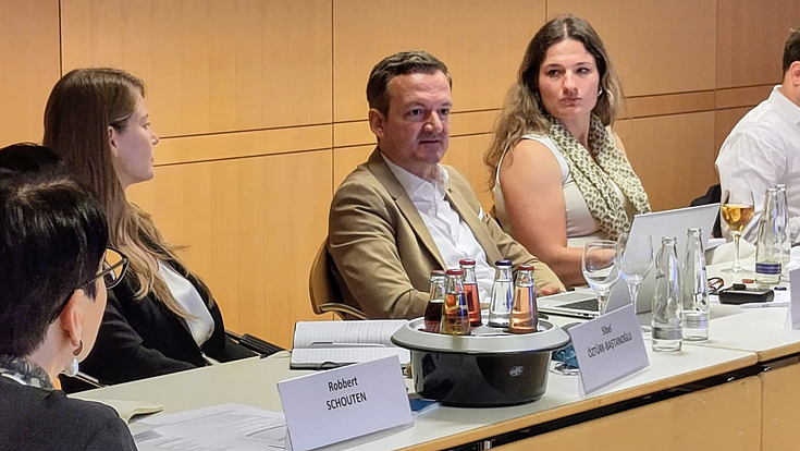 Verteidigungspolitik ist mehr als Tarnfleck: Peter Wachler, Mitglied des Bayerischen Landtages, betonte die Rolle der Zivilgesellschaft.