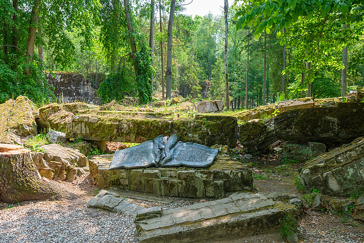Die Gedenktafel an der "Wolfsschanze" in Gierloz (Görlitz) bei Rastenburg (Polen), dem Hauptquartier von Adolf Hitler, erinnert an das missglückte Attentat vom 20. Juli 1944. Dort steht: „Hier stand die Baracke, in der am 20. Juli 1944 Claus Schenk Graf von Stauffenberg ein Attentat auf Adolf Hitler unternahm. Er und viele andere, die sich gegen die nationalsozialistische Diktatur erhoben hatten, bezahlten mit ihrem Leben.“ 