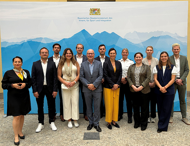 In Zeiten hybrider Bedrohungen verblassen die Grenzen zwischen innerer und äußerer Sicherheit: Young Leaders aus den Benelux-Staaten sprachen deshalb auch mit Vertretern des bayerischen Innenministeriums.
