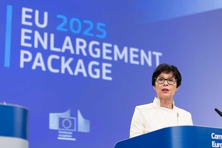 Erweiterungskommissarin Marta Kos hält eine Erweiterung bis 2030 für möglich, wählte gegenüber der Financial Times aber kritische Worte: Sie wolle nicht in die Geschichte als Kommissarin eingehen, die "trojanische Pferde" in die EU gelassen hat.