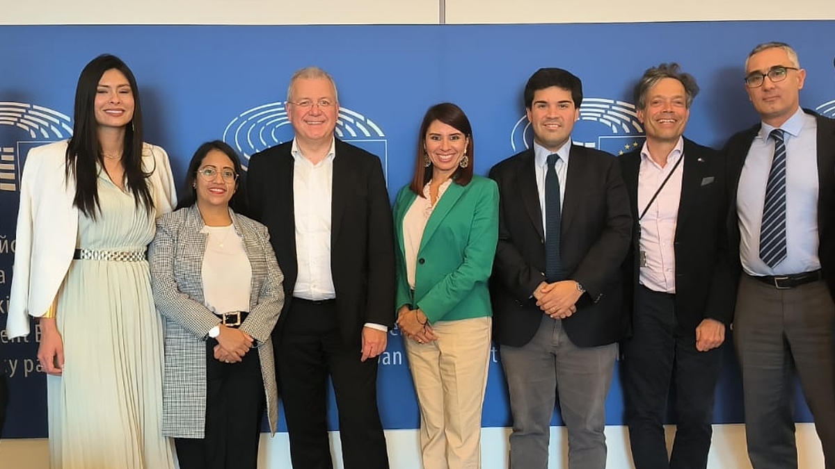 Meeting of the UPLA delegation from Latin America with the HSS Chair Markus Ferber, MEP (from left to right Jatzel Román, Mayerly Briceno, Verónica Cando, MEP Markus Ferber, Marta Batres, Julio Isamit, Dr. Thomas Leeb, Jorge Sandrock, Dietrich John)