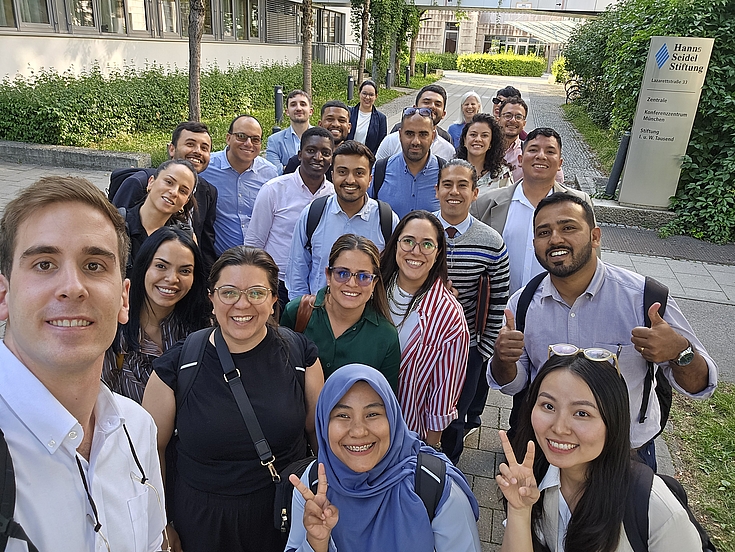 Learning, discussing and networking together: Participants of the Summer School in front of the Hanns Seidel Foundation’s headquarters in Munich.