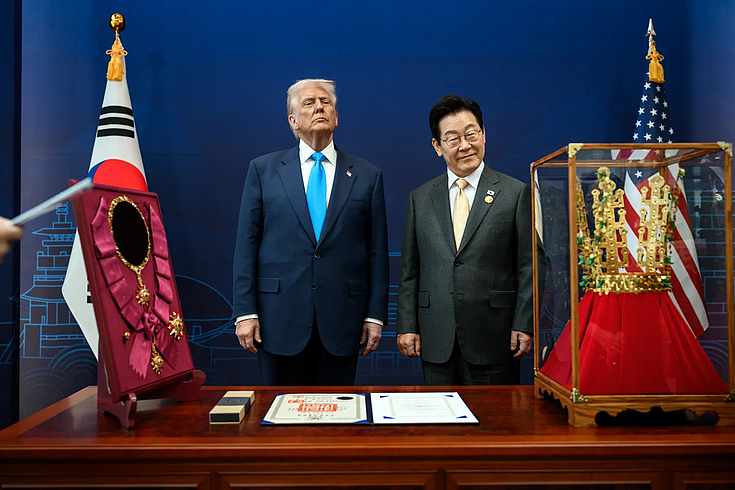 Bilateral Meeting between President Donald Trump of the USA and President Lee Jae Myong of South Korea. The South Korean present, a crown of the Shilla kingdom period (6th century AD) found great and sometimes ironic attention due to the simultaneous “no kings” demonstrations in the USA. 